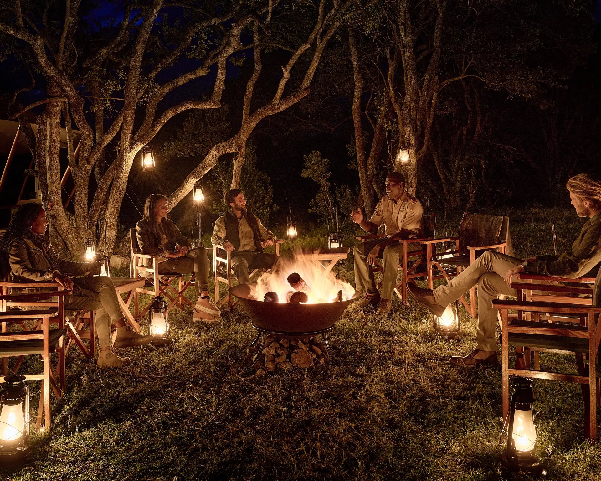 Cena alrededor del fuego en Olonana Lodge