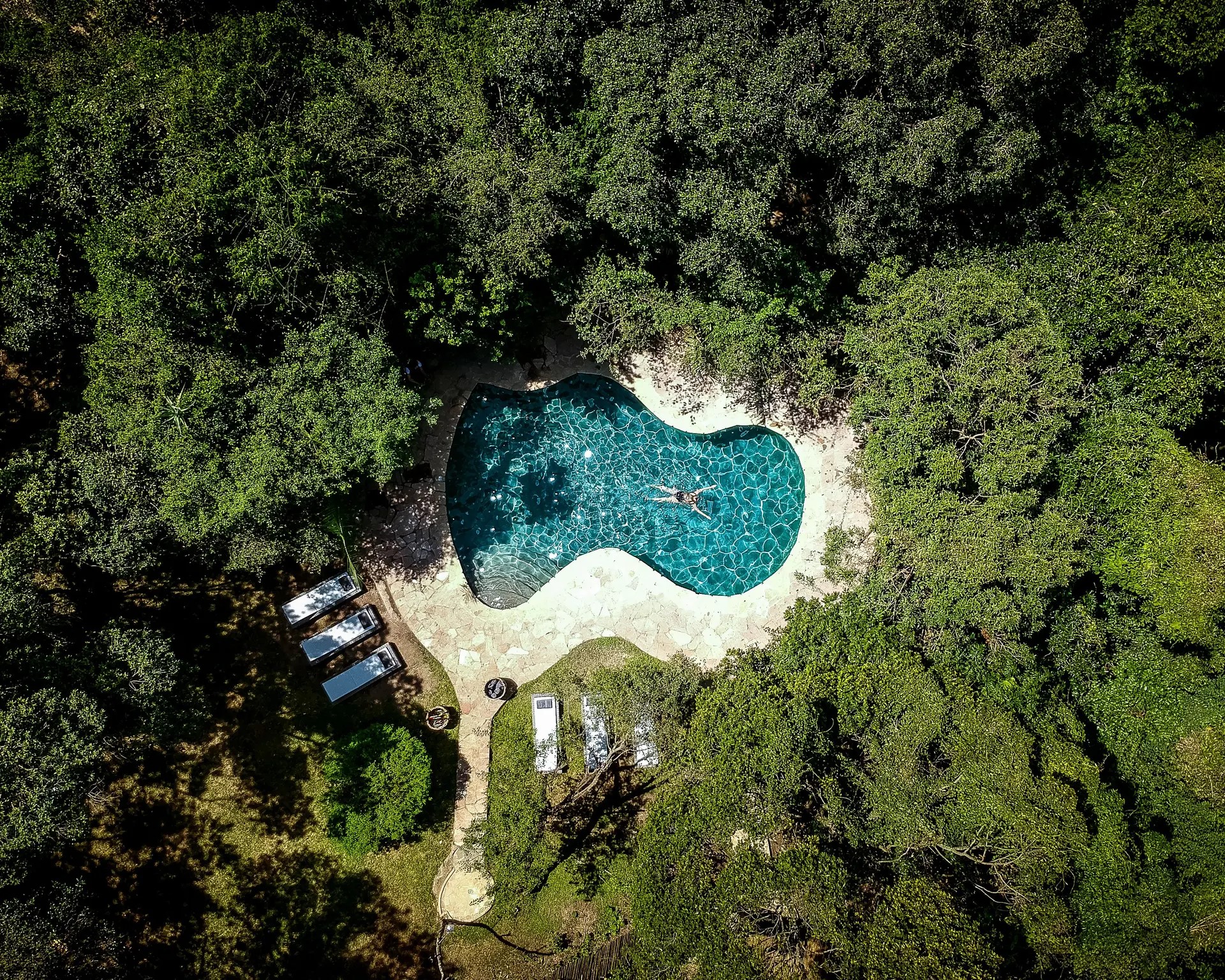 Vista aérea piscina en Olonana Lodge