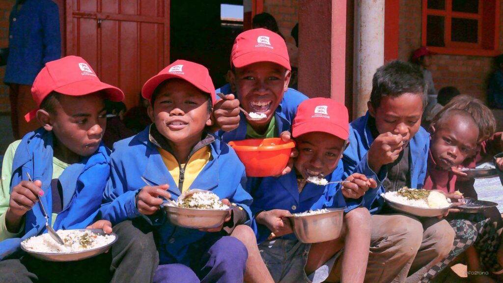Niños comiendo en la cantina de la escuela