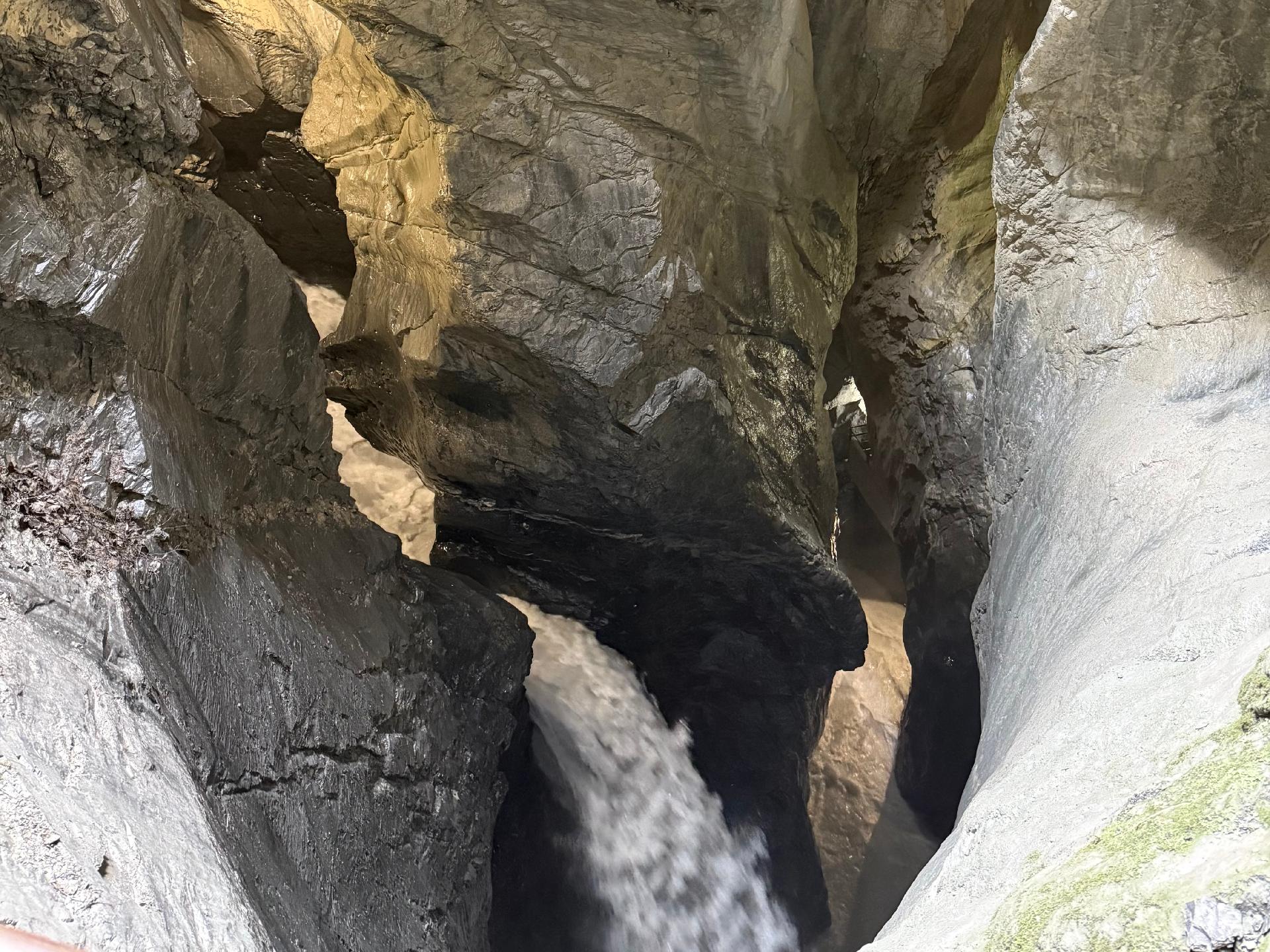 Cascada en los valles suizos