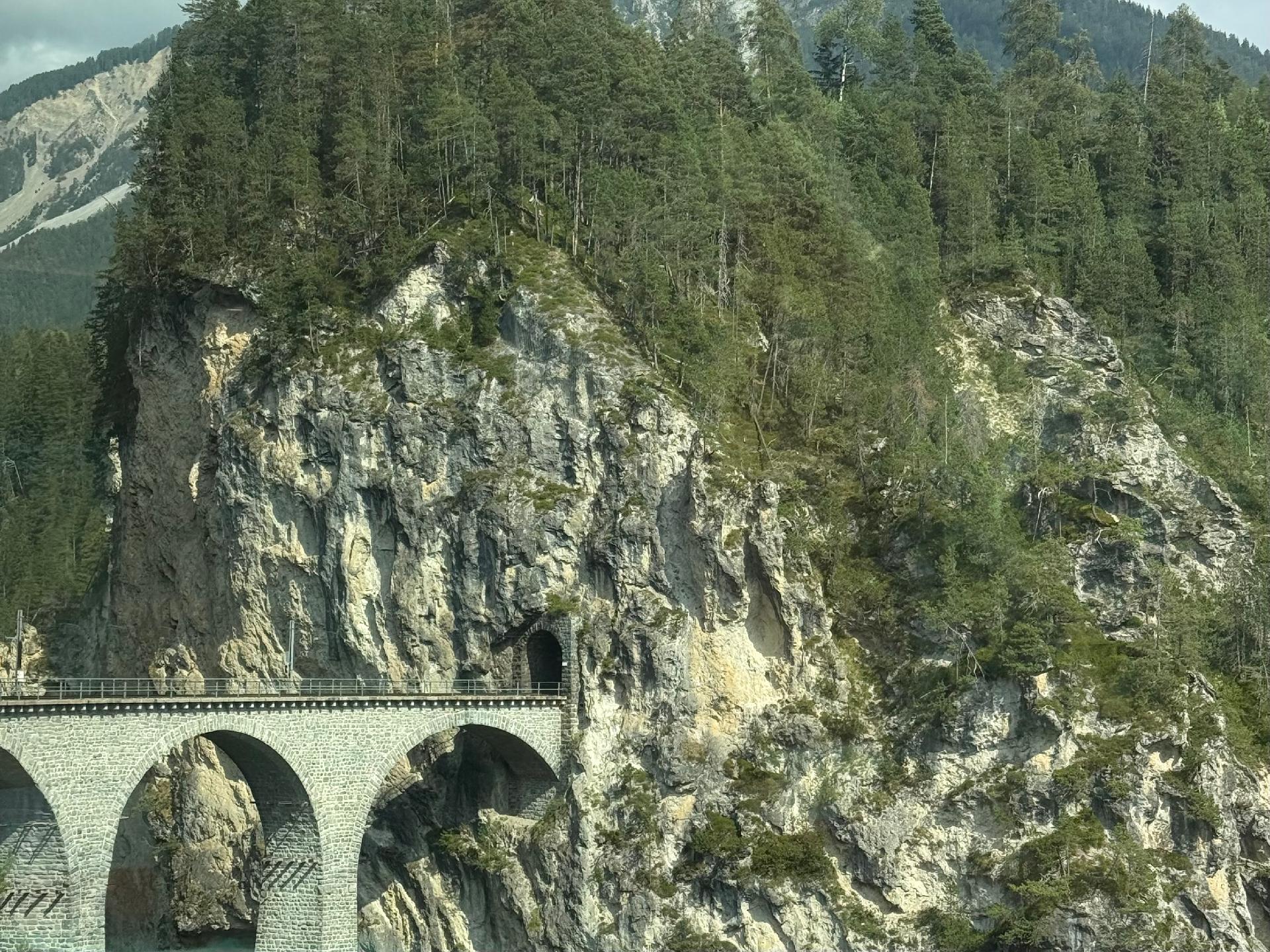 Tunel en la montaña suiza