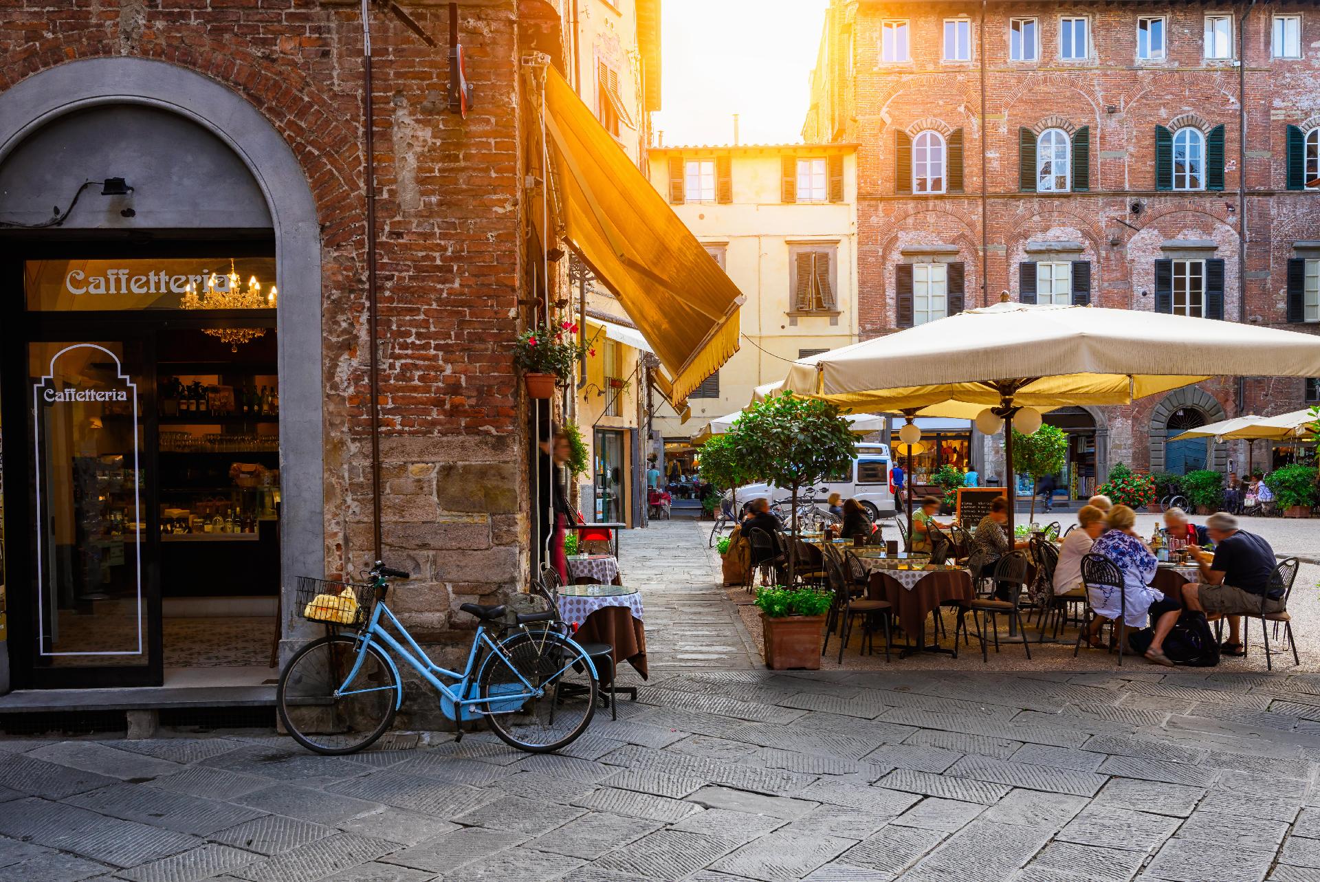 Antigua y acogedora calle en Lucca, Italia
