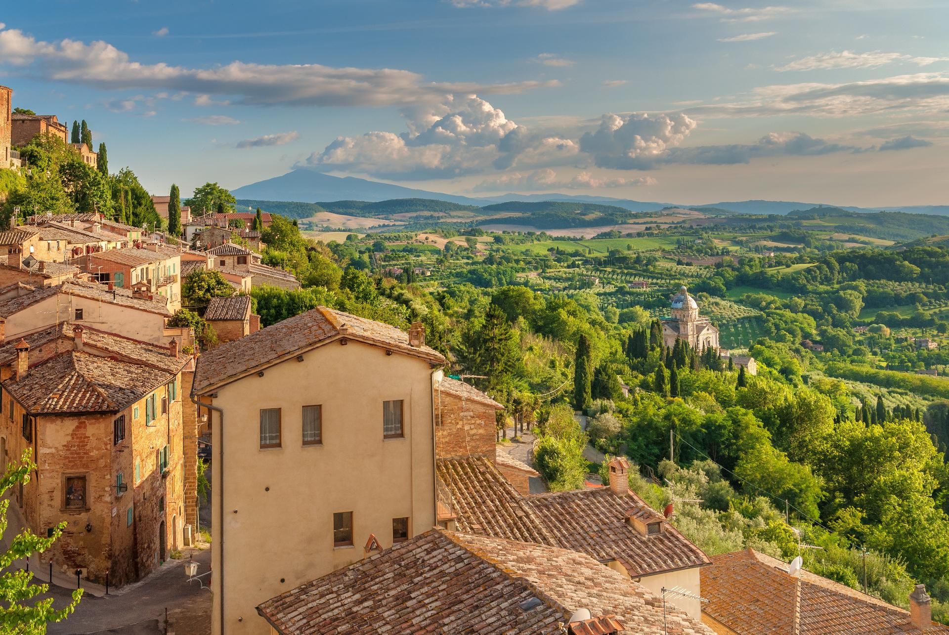 Paisaje de la Toscana visto desde las murallas de Montepulciano, Italia