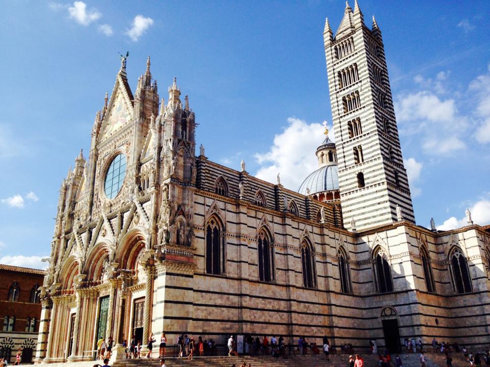 Plaza del duomo en Siena con la Catedral de Santa Maria