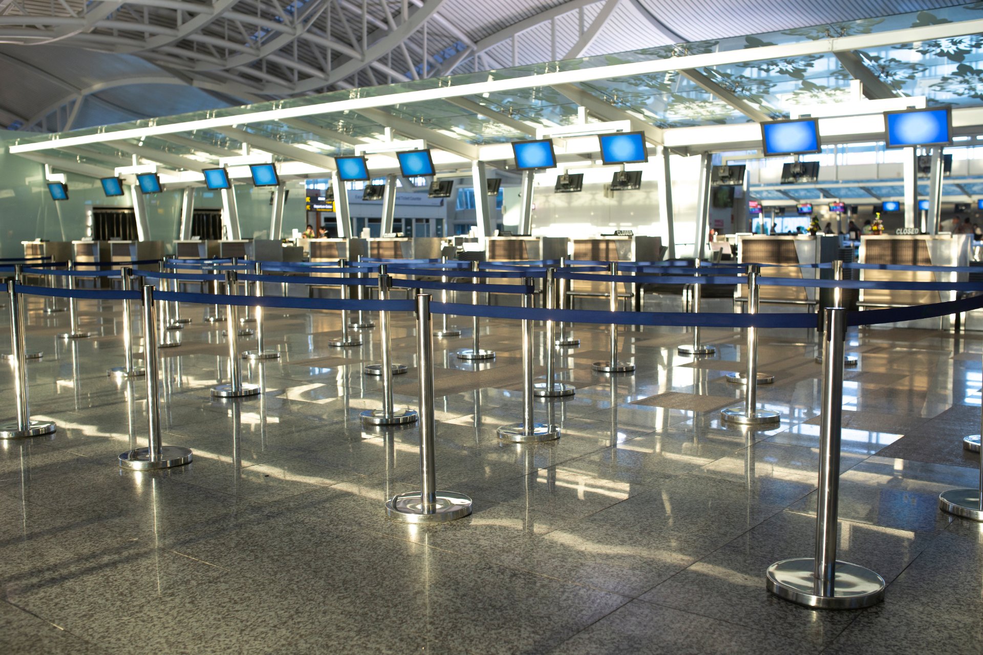 Mostradores aeropuerto vacios