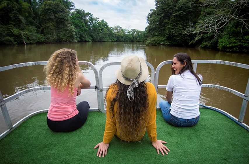 Grupo de turistas en la proa de barco recorriendo canales de Costa Rica