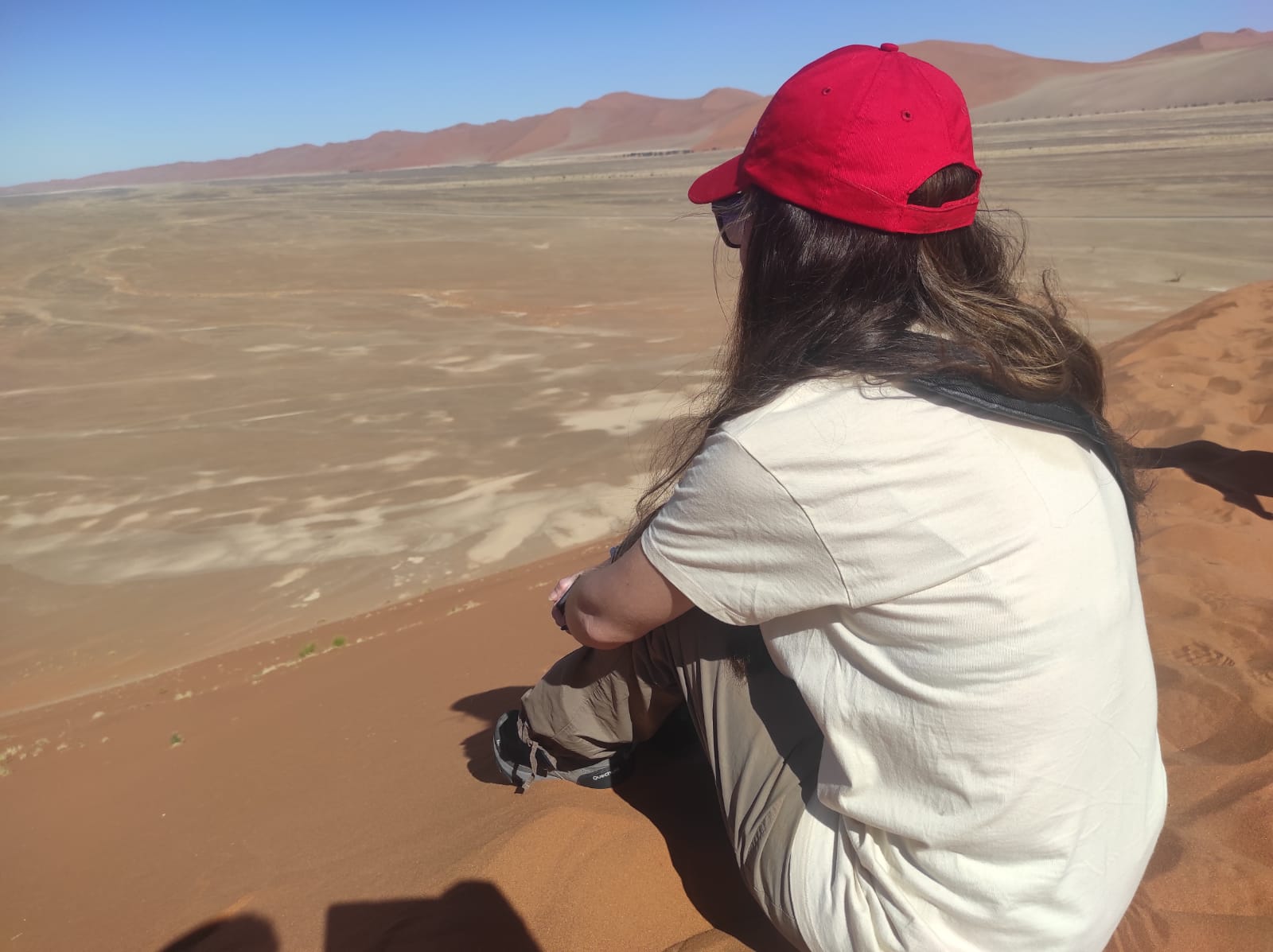 Lola mirando al horizonte