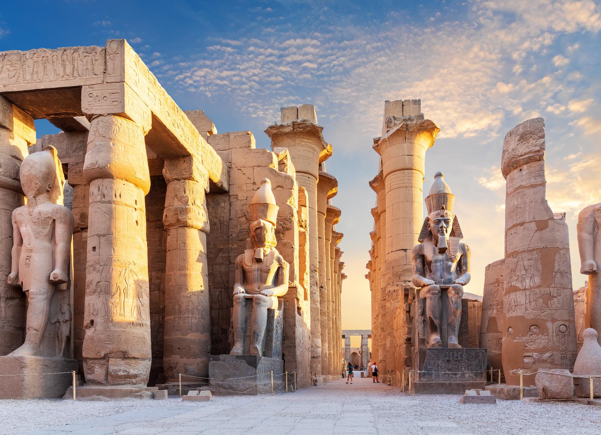 egipto-lujoso-patio-templo