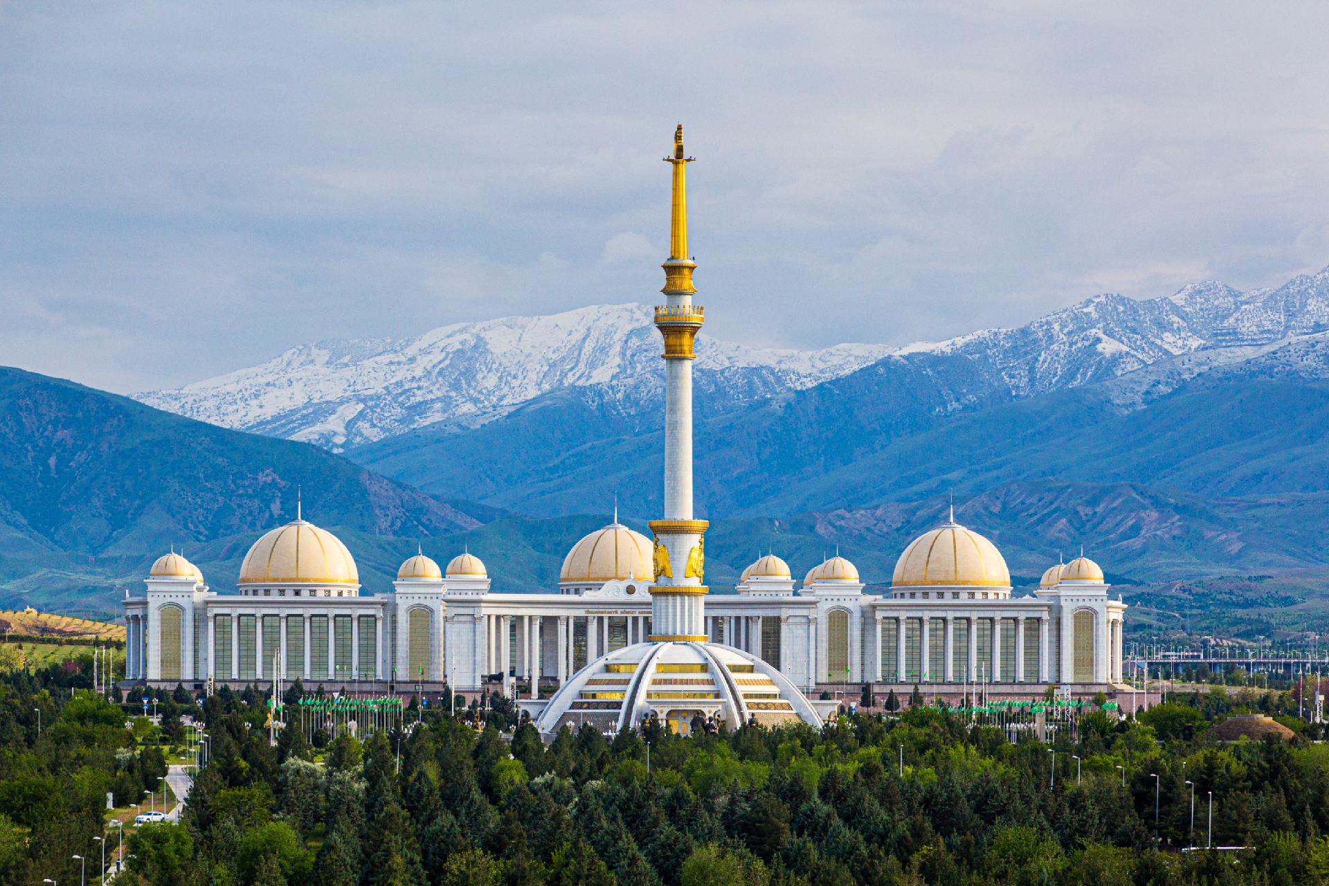 turkmenistan-ashgabat-monumento-independencia-1