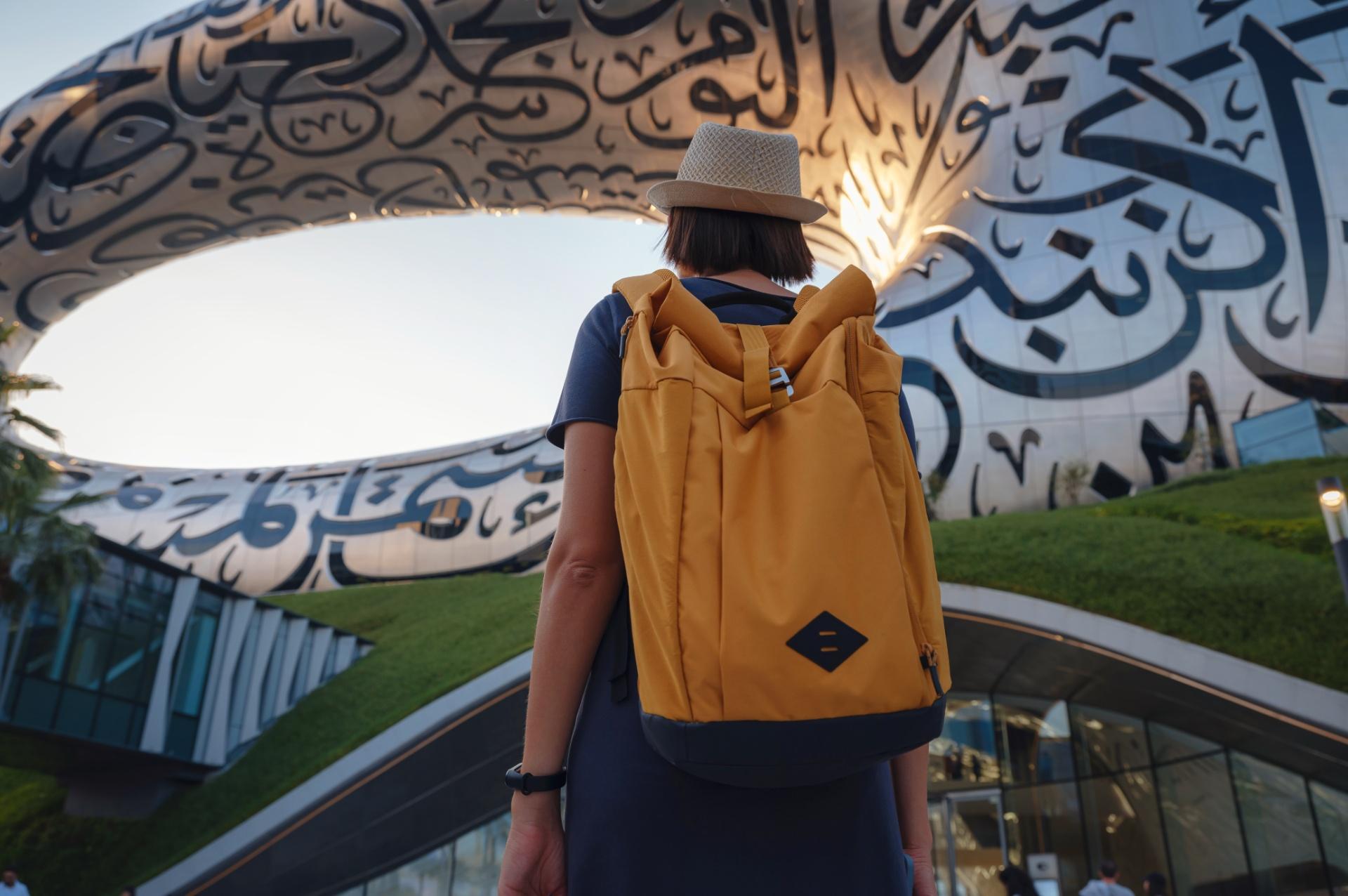 mujer contemplando la arquitectura del museo del futuro en Dubai