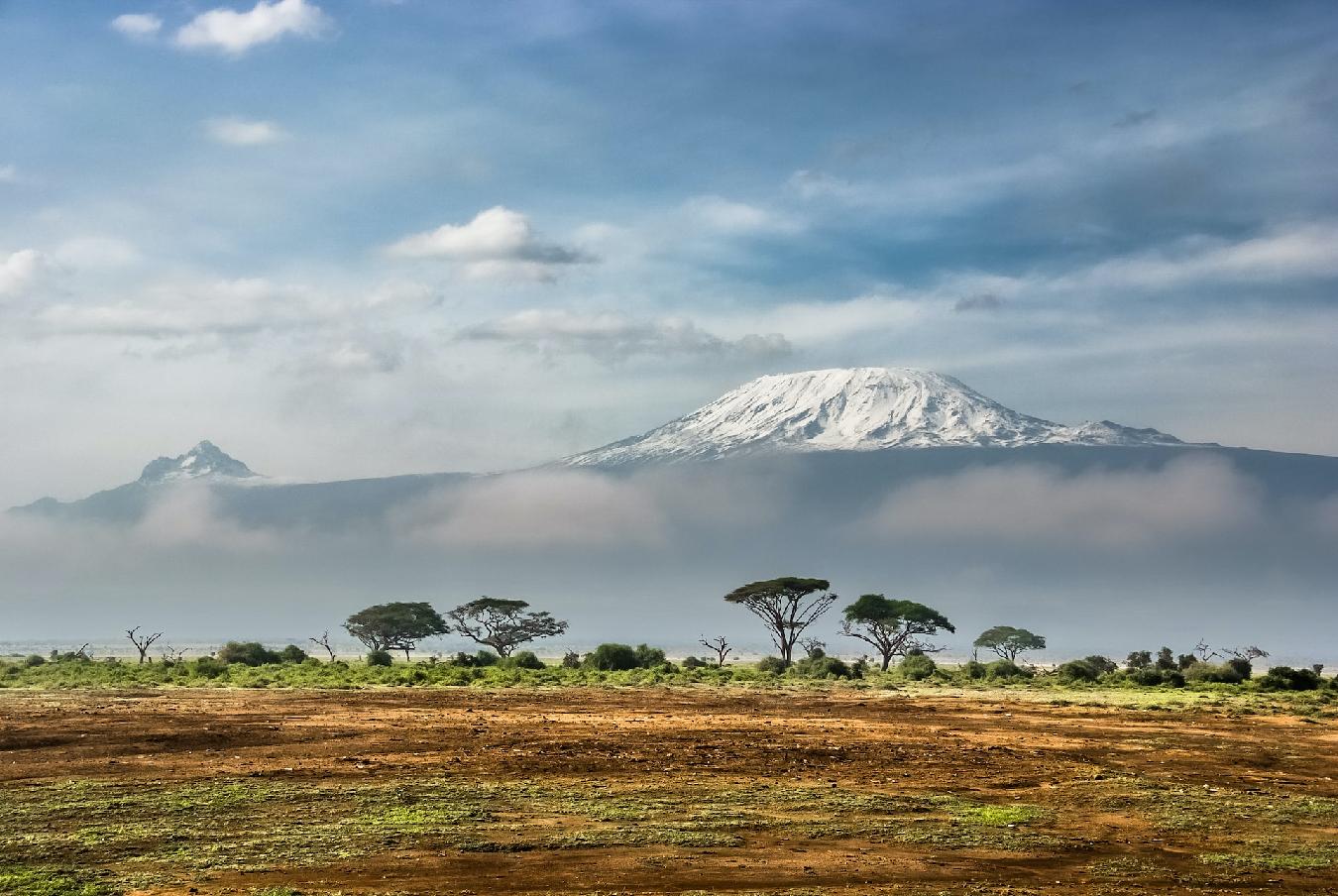 viaje de safari. viajar a áfrica. Monte Kilimanjaro desde Kenia