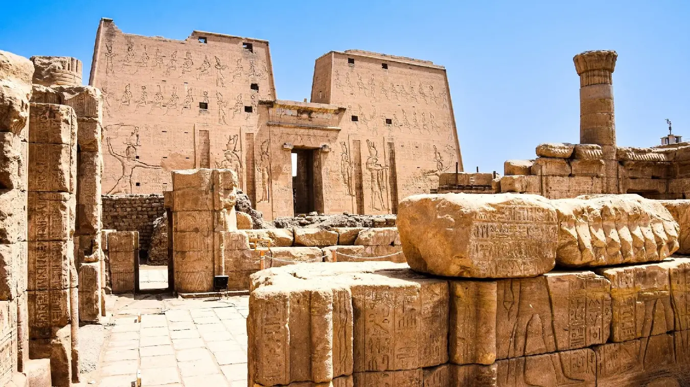 viajes por templo en edfu en egipto. viajar a africa
