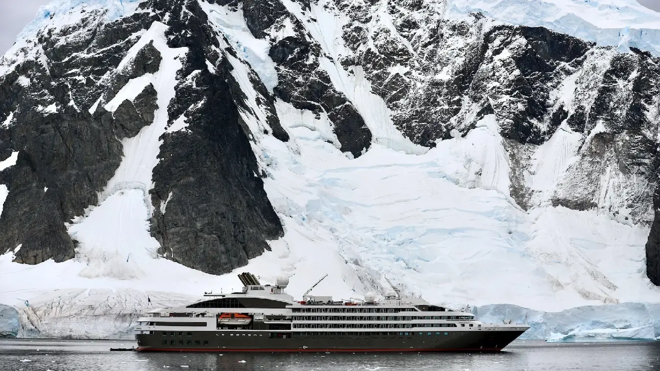 viajes en cruceros de lujo. expedición por la Antártida. viajar y navegar