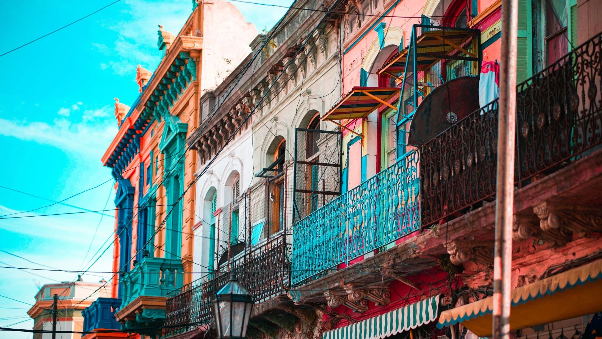 fachadas coloridas de edificios tradicionales en Buenos Aires Argentina