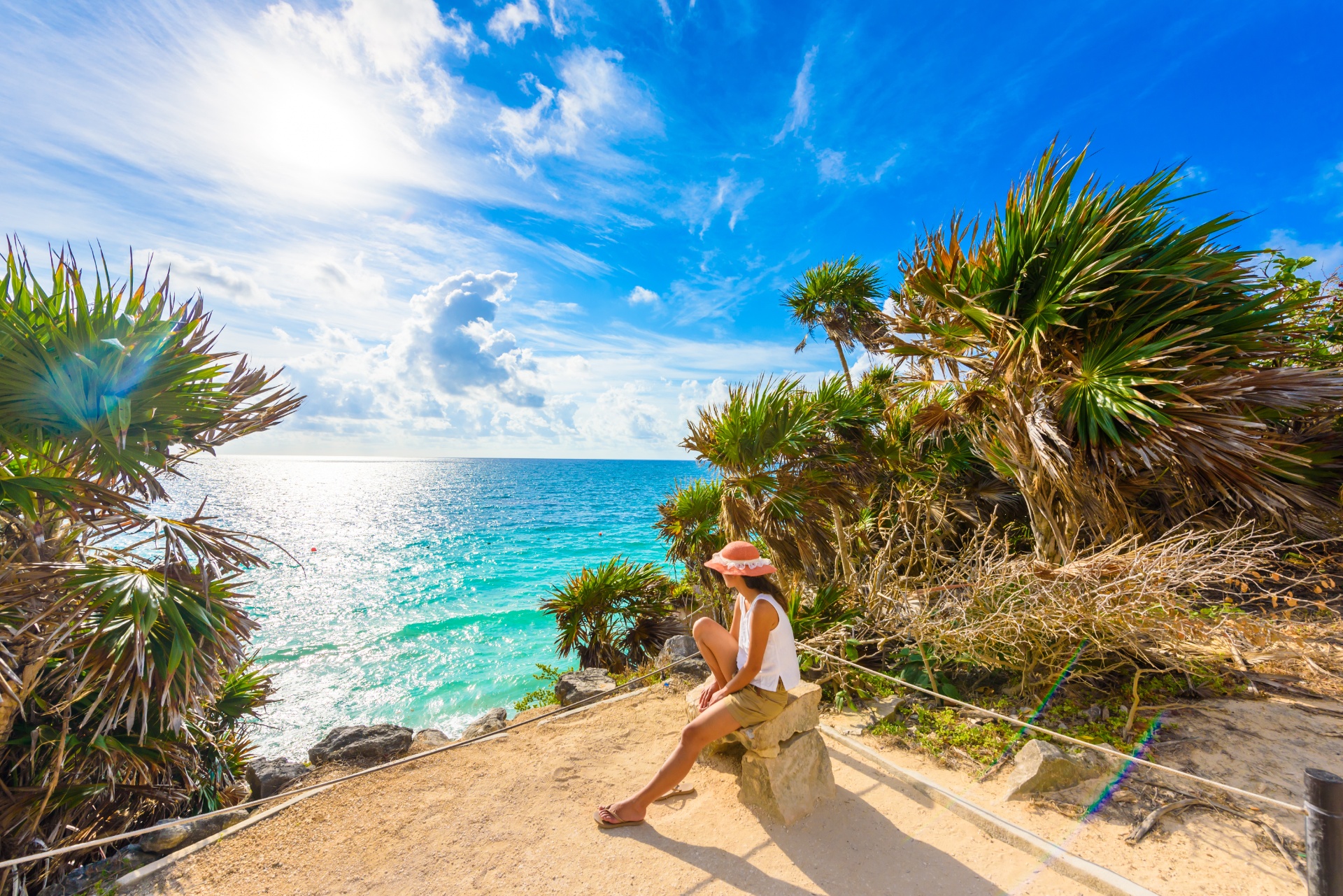 Mujer sentada frente al mar en Cancún