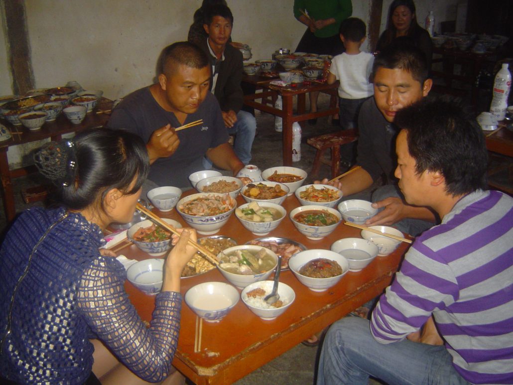 Gente comiendo con palillos